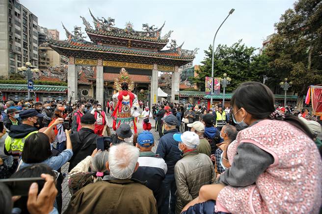 台北市万华区青山宫第二天的遶境及夜间暗访，许多信徒带着孩子前来观礼。（杜宜谙摄）