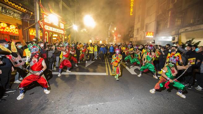 第二天的遶境及夜间暗访，台湾最古老也最遵循传统的青山宫八将团亦列队其中。（杜宜谙摄）