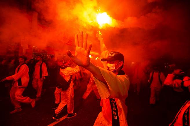 遶境及夜间暗访由于往年往遶境队伍放炮造成争议，今年大举减少放炮数量，但最后在西门町燃放的鞭炮仍造成大量浓烟，让整个街道都雾濛濛。（杜宜谙摄）