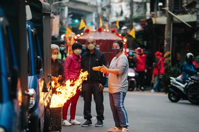 连续3天举行遶境、夜间暗访活动；不少民眾在住家门前设供品，持香、烧金纸参拜。(郭吉铨摄)