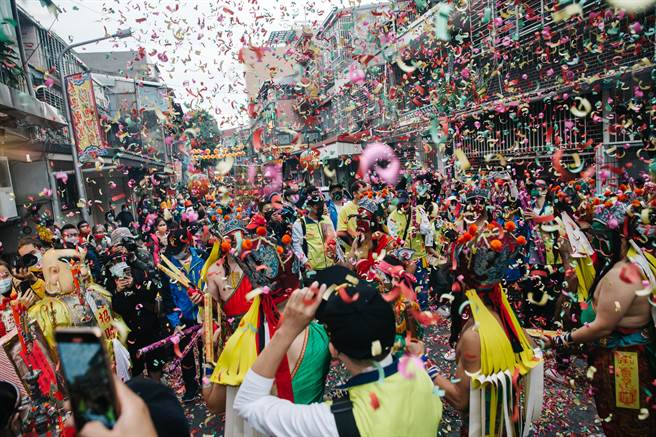 连续3天举行遶境、夜间暗访活动，人潮拥挤、热闹非凡。(郭吉铨摄)