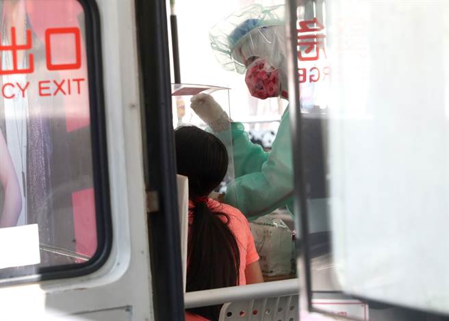 台南市昨日新增2例境外移入确诊民眾，1人从越南入境、1人由深圳转香港入境，均在防疫旅馆隔离期满前，採检发现确诊。（示意图，郑任南摄）