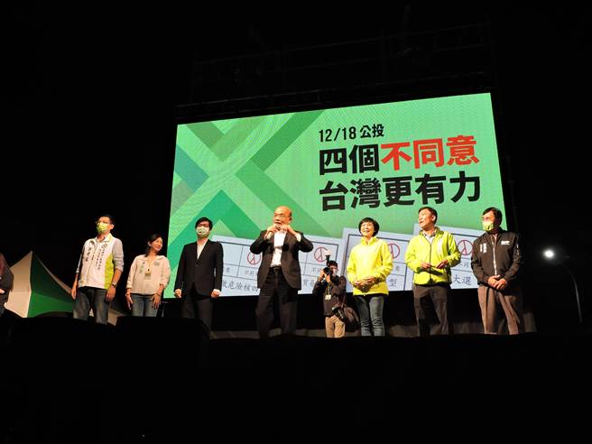 行政院長蘇貞昌(中)到林園區針對四大公投開講。（洪靖宜攝）