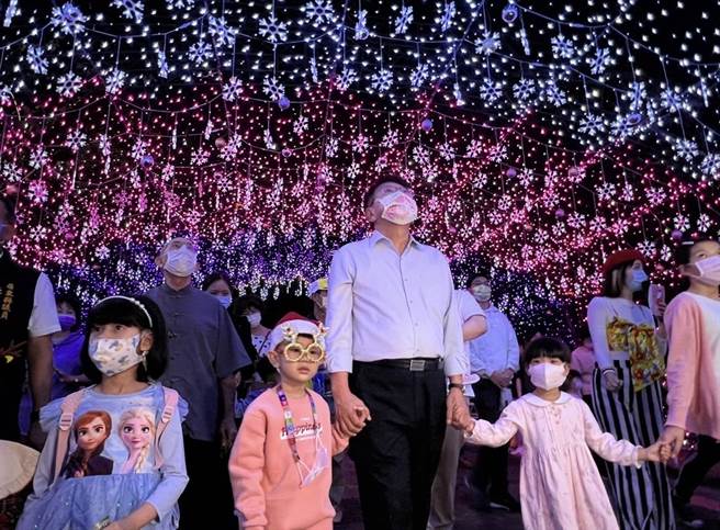 粉紅泡泡來襲，屏東耶誕節26日絢麗點燈。（屏縣府提供／謝佳潾屏東傳真）