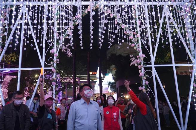 粉紅泡泡來襲，屏東耶誕節26日絢麗點燈。（屏縣府提供／謝佳潾屏東傳真）