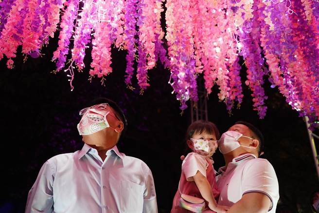 粉紅泡泡來襲，屏東耶誕節26日絢麗點燈。（屏縣府提供／謝佳潾屏東傳真）