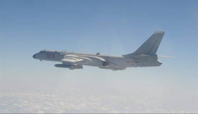 解放军轰-6k轰炸机。国防部提供