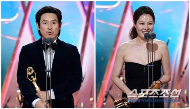 薛耿求（左）、文素利勇夺影帝后。（摘自朝鲜体育）