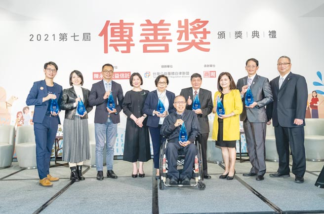 第七届「传善奖」大合影，本届有8家获奖机构。图／传善奖提供