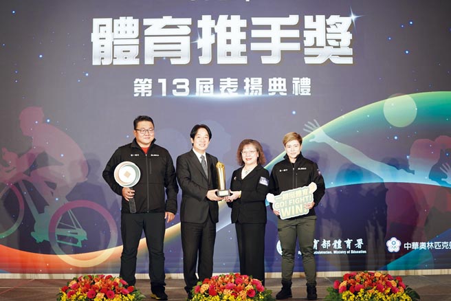 第一银行连三年获颁体育推手奖，副总统赖清德（左二）、第一银行总经理郑美玲（右二）、第一银行举重队选手陈玟卉（右一）及教练黄达德（左一）合影。图／第一银行提供