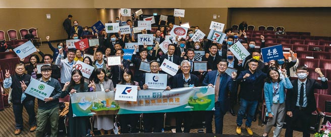 经济部商业司举办第一届「商业服务业‧夏月揪4来减碳竞赛」，由司长苏文玲颁奖，共有35家得奖企业。图／商研院提供