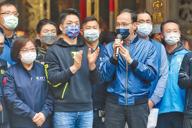 國民黨主席朱立倫駁斥籌備「國共論壇」傳言，但他也強調兩岸愈來愈不溝通，反變成惡性循環。圖為朱立倫、立委蔣萬安參加台北市萬華區青山宮25日舉行的遶境活動。（杜宜諳攝）