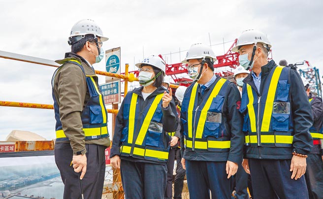 蔡英文总统（左二）在桃园市长郑文灿（右二）及经济部次长曾文生（左一）等人的陪同下视察「大潭藻礁生态系」及中油天然气三接兴建工程。（总统府提供）