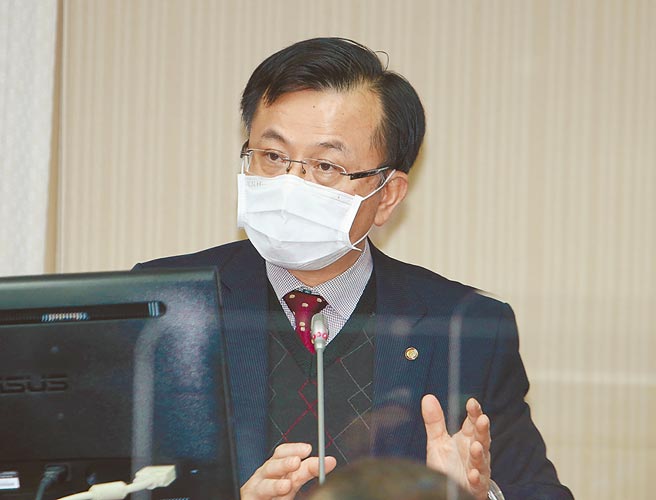 民眾接到行销、诈骗电话情况日趋严重，立委昨质询NCC时，质疑简讯实联制可能泄漏个资。但NCC主委陈耀祥否认传闻，强调是因为疫情期间大家用手机愈来愈多，就会出现这种现象。（姚志平摄）