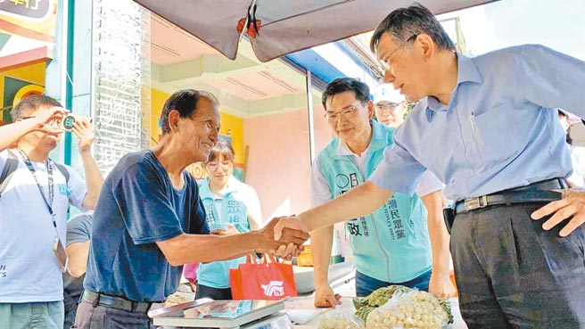 「藍白合」有望？民眾黨及國民黨不排除在高雄共推市長人選。圖為2020年高雄市長補選，民眾黨主席柯文哲（右）陪同參選人吳益政（中）掃街。（本報資料照片）