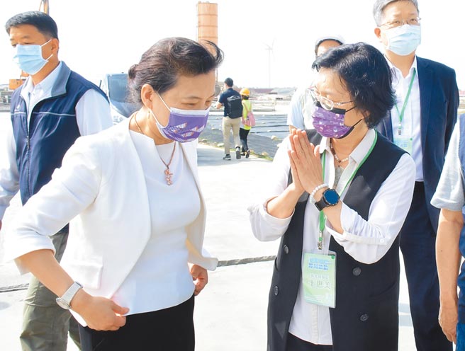 經濟部長王美花（左）上周參訪離岸風電併網基地，和彰化縣長王惠美（右）互動熱絡。（吳敏菁攝）