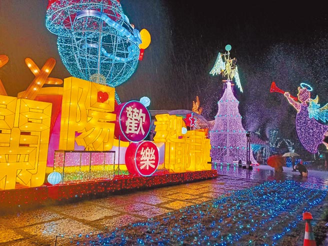 宜蘭縣政府與縣內教會一同合辦的「2021愛在聖誕 愛在宜蘭」活動25日晚上正式點燈。（胡健森攝）