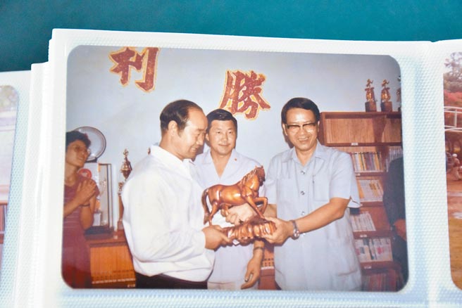 1983年韩国总统全斗焕委由胞弟全敬焕（左）率团访问斗焕国小，苗栗县长谢金汀（右）赠送木雕给全敬焕。（斗焕国小提供／谢明俊翻摄）