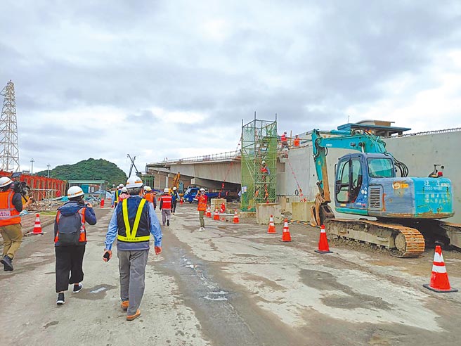 宜兰新南方澳跨港大桥目前施工进度已达到71.65％，目标通车时间是明年的9月18日。（胡健森摄）