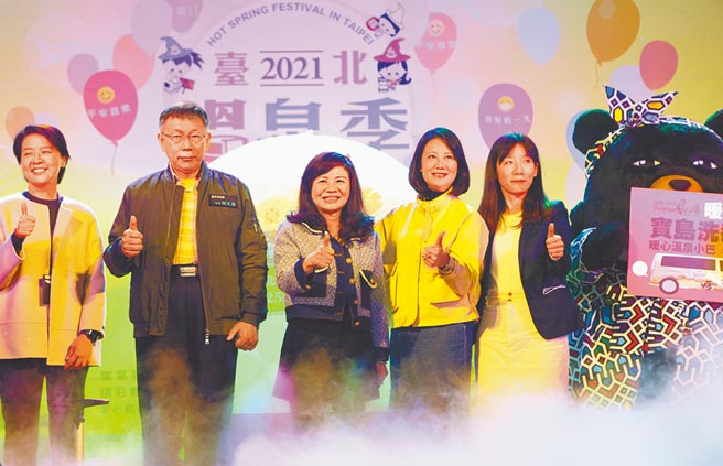 台北市長柯文哲（左二）避免大數據中心淪為外界質疑的選舉工具，下令不准有黨籍的市府員工參與，再被批評違反《就業服務法》，他25日回應，議員為何要這樣逼我們。（張立勳攝）