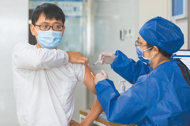 上海復旦大学附属华山医院张文宏团队发表论文指出，接种2剂灭活疫苗后再接种第3剂重组蛋白亚单位疫苗，对健康成年人是安全且具高度免疫原性。图为江西南昌市民接种第三剂加强针。（中新社）