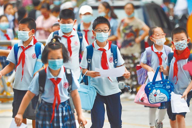 大陆教育部7月祭出「双减政策」后，补教业大受影响，网路巨头「字节跳动」旗下的多个教育事业近期陆续宣布裁员，11月间有近2000人被裁。（中新社）