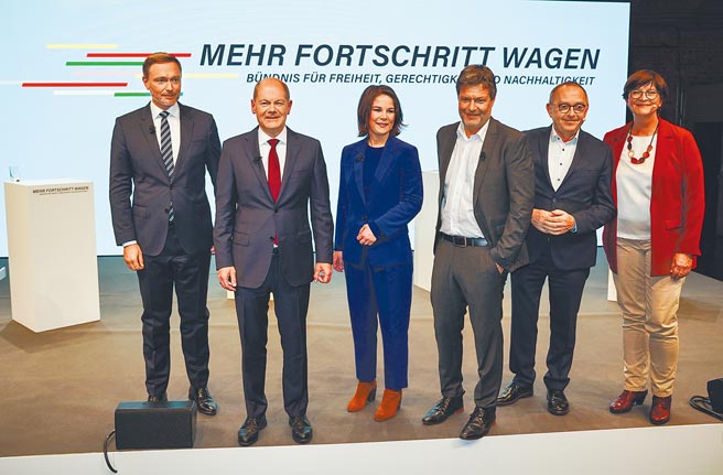 德国24日公布联合执政协议，确立未来4年的施政方针，首次明确提到台湾，称「台海现状唯有透过和平方式以及两岸均同意的情况下才得以改变」。图为德国三党就联合组阁达成一致协议，并在新闻发布会结束后合影。（新华社）