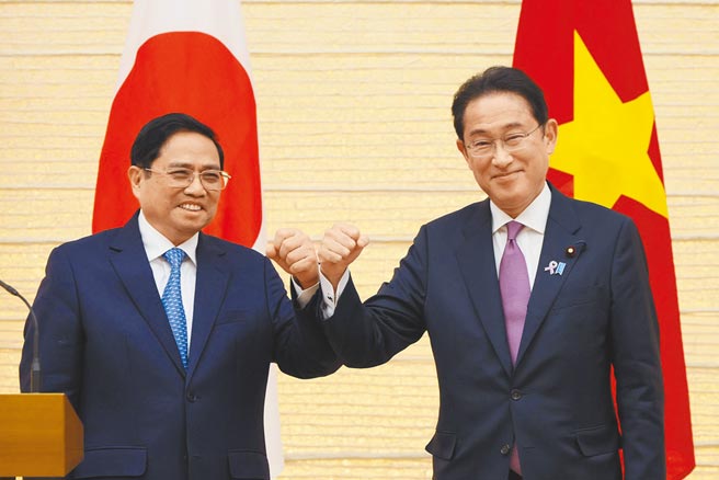 日本首相岸田文雄（右）与来访的越南总理范明正（左）与行会谈。（摘自日本国首相官邸）