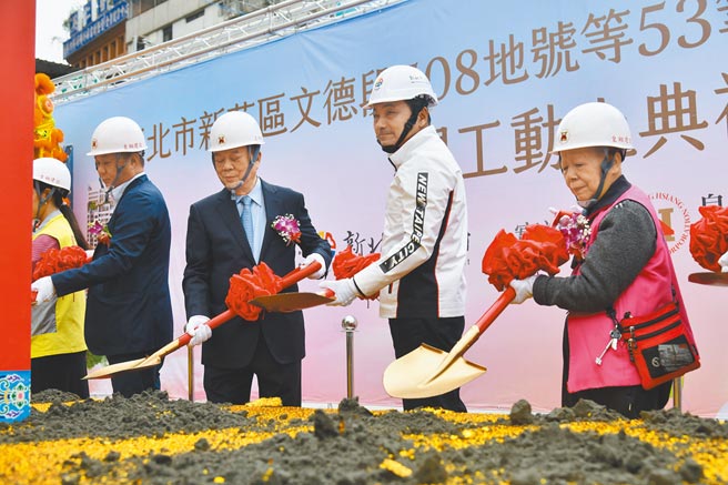 新北市政府2013年推動新莊文德段公辦都更案，因涉及文資保存卡關8年，新北市長侯友宜25日主持動土典禮表示，該地將興建2棟住商大樓，預計2024年完工。（戴上容攝）