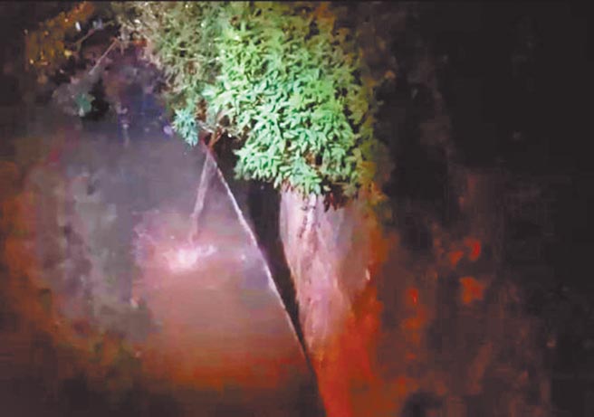 高市议员李雅静24日深夜近12时突开直播表示凤山溪上游凤山圳溪水变色，沿线往上游追溯，发现有工厂偷排粉红色废水。（李雅静提供／洪浩轩高雄传真）