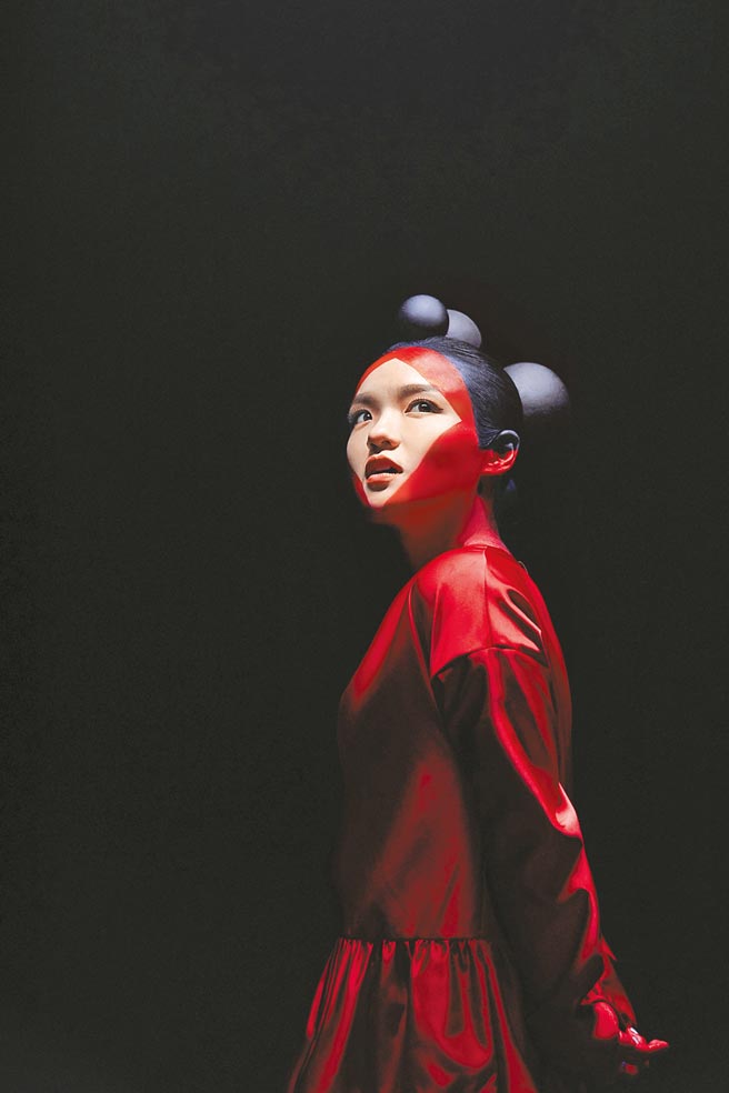 徐佳瑩在新歌MV裡挑戰特殊妝容。（亞神音樂提供）