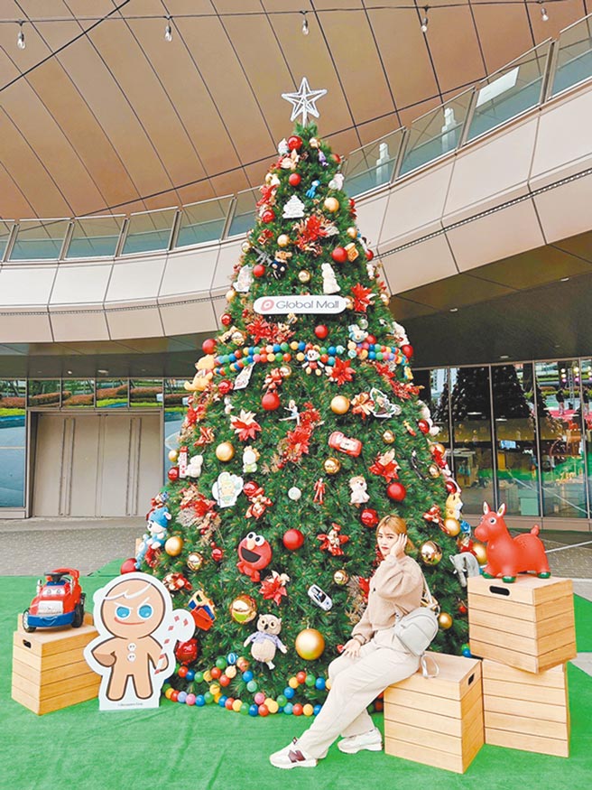 Global Mall在全台各店独家打造「环抱玩具低碳耶诞树」，共有近千个二手玩具装饰于树上，并将于耶诞节后赠送予偏远地区小学，实现零废弃的永续精神。（Global Mall提供）