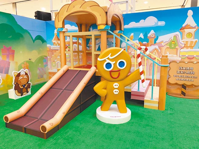 Global Mall新北中和店打造独家「耶诞姜饼人王国」，不仅能直接体验游戏场景「饼乾游乐场溜滑梯」，还会定时飘起雪花。（Global Mall提供）