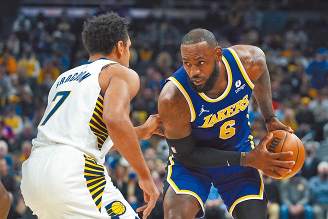 「小皇帝」詹姆斯（右）结束禁赛復出狂拿39分，带领湖人延长赛擒服溜马。（美联社）