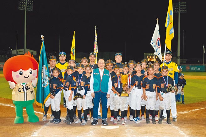 南投新街国小夺得第8届「中信杯全国棒球锦标赛」少棒组冠军，由中信慈善基金会董事黄志宜（中着绿背心者）颁发冠军金杯。（中信慈善基金会提供）