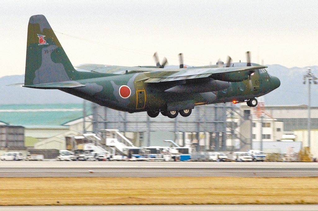 圖為日本自衛隊C-130運輸機。（路透）