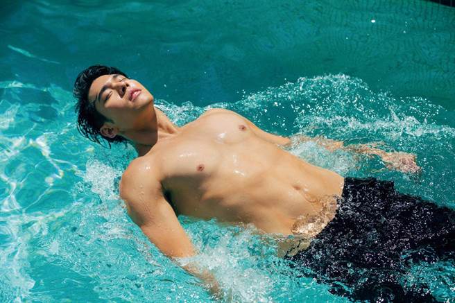 周予天將推出首張創作專輯，日前拍攝帥氣水中照。（星空飛騰提供）