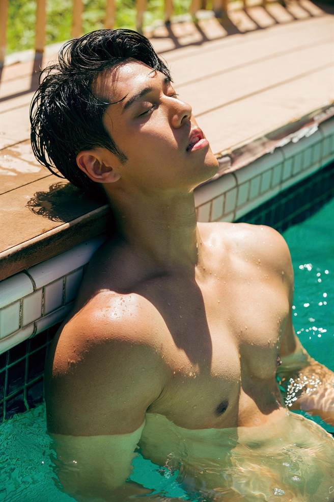 周予天將推出首張創作專輯，日前拍攝帥氣水中照。（星空飛騰提供）