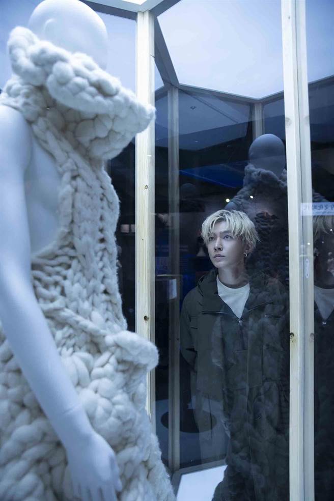 炎亞綸參觀「時代時裝·時裝時代」展。（文化部提供）