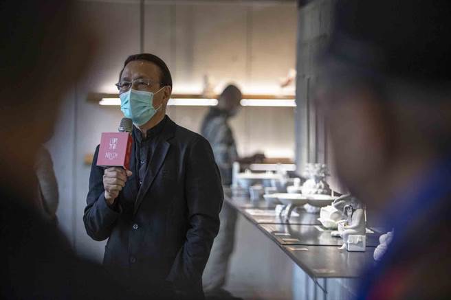 八方新气新气园开幕时，王侠军亲自导览。（八方新气提供）