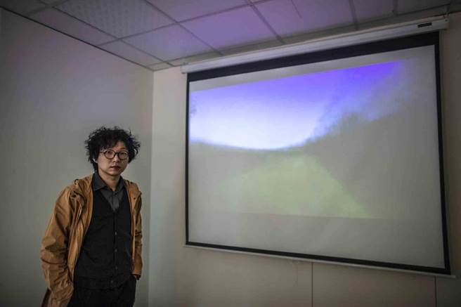 艺术家林永杰与作品于八方新气新气园合照。（八方新气提供）