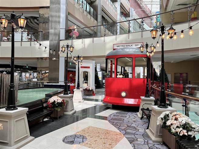 大江购物中心今年就在馆内带来了气势磅薄、约1层楼高的欧式拱门，还有英伦经典红色造型电车车厢等布置。（大江购物中心提供）