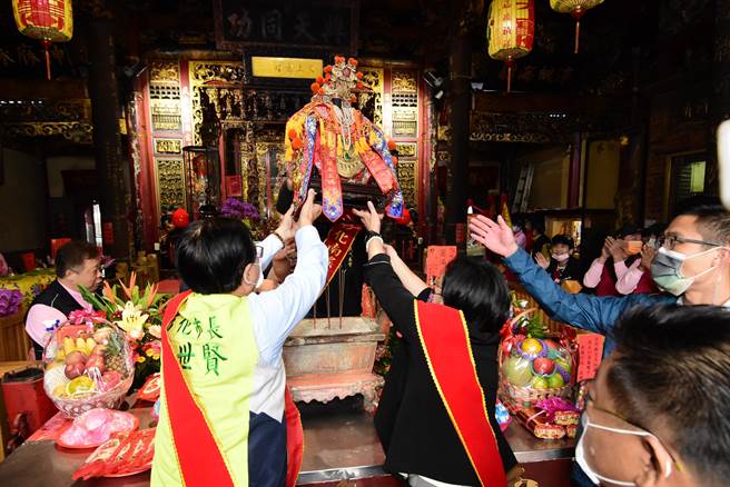 彰化南瑤宮天上聖母繞境十會媽角頭祈安繞境27日一早在南瑤宮起駕。（吳敏菁攝）