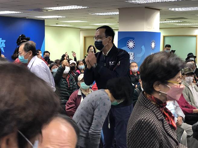 国民党主席朱立伦上午参加台北市党部举办的「1218场公投宣讲」暨127周年台北党庆活动。（赵婉淳摄）