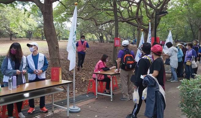 台湾中油公司炼制事业部27日在高雄市都会公园举办健走活动。（台湾中油提供／林瑞益高雄传真）