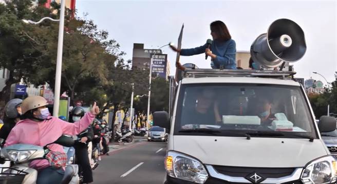 无党籍立委高金素梅24日赴高雄宣讲，沿途不时有民眾特别来比讚、挥手。（图／翻摄自高金素梅脸书）