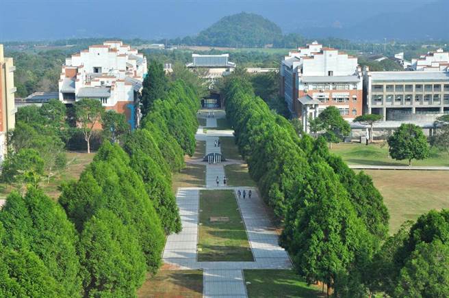 网红摄影师蔡杰曦近日被邀请到将暨南大学演讲，事后竟将校方赠与的感谢状随手丢入垃圾桶，引起暨大学生不满。（资料照／杨树煌摄）