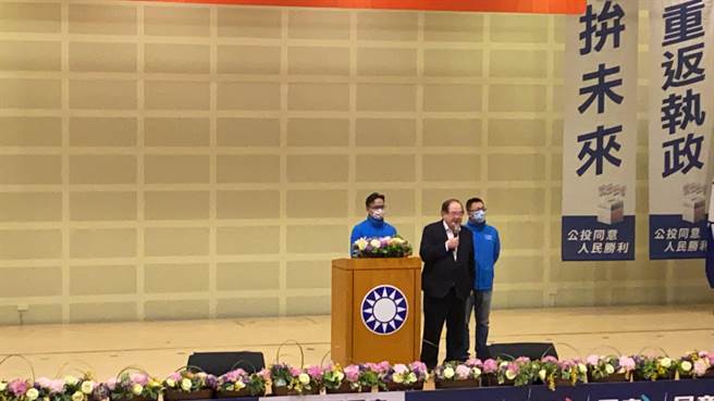  李乾龙则表示，执政党称「四个不同意，台湾更有力」，但他要说，「四个不同意，台湾就瘫痪了」（戴上容摄）