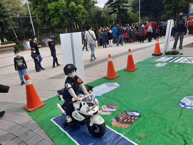 小朋友體驗騎乘迷你哈雷機車，模樣可愛。（清水分局提供／王文吉台中傳真）
