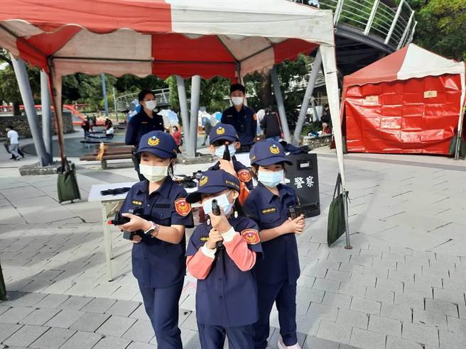 小朋友換上Q版的警察制服，變身萌警，模樣可愛。（清水分局提供／王文吉台中傳真）